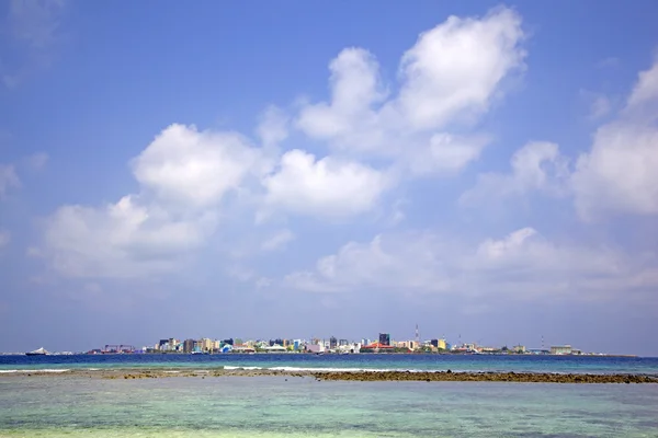 Eiland & hoofdstad van man, met kleurrijke gebouwen, mannelijke, Maldiven. — Stockfoto