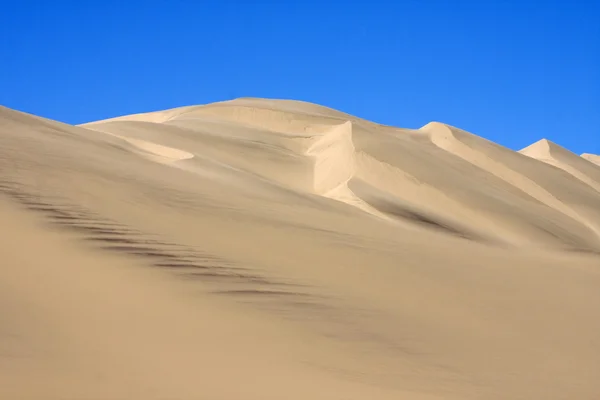 Dunes of the Namib desert, outside the town of Walvis Bay, Namibia. — Stock Photo, Image