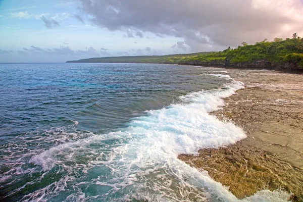 Ciel orageux au-dessus du port d'Alofi, île Niue, Pacifique Sud . — Photo