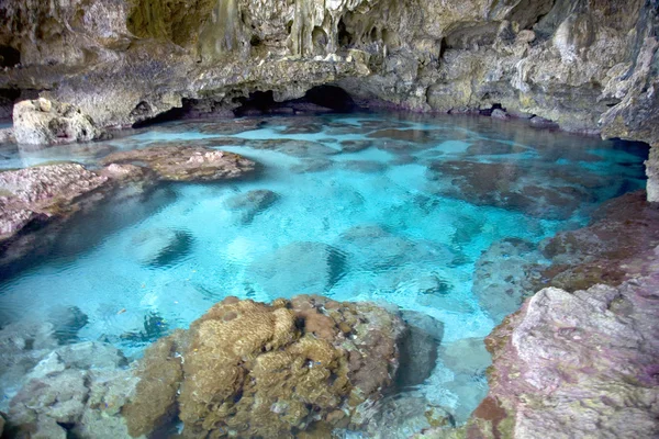 Bazén s mořskou vodou uvnitř avaiki jeskyně, Nizozemské Antily, Jižní Pacifik. — Stock fotografie