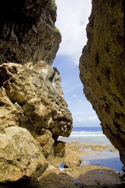 Spännande avaiki grottor på stranden, niue ön, south pacific. — Stockfoto