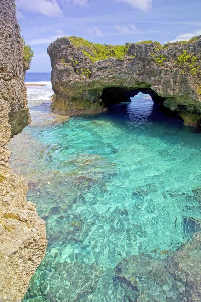 Arco natural sobre uma das piscinas Limu, Niue Island, Pacífico Sul . — Fotografia de Stock