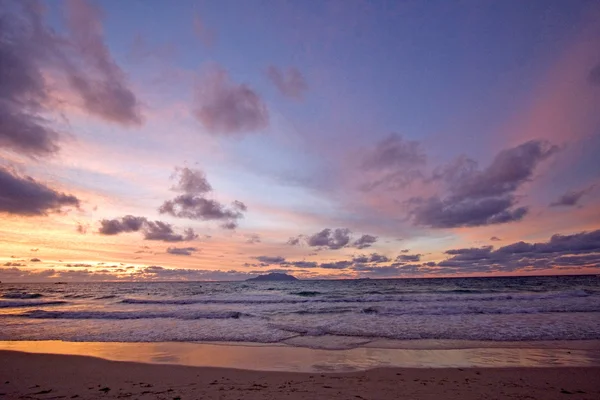 Zonsondergang over een prachtig strand in mahe, Seychellen. — Stockfoto