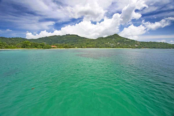 Mar azul-turquesa ao largo da costa de Mahe, Seychelles . — Fotografia de Stock