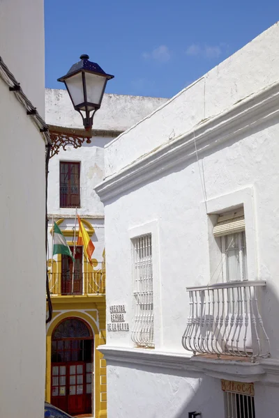 Centrum tradiční bílé vesnice vejer de la frontera, Andalusie, Španělsko. — Stock fotografie