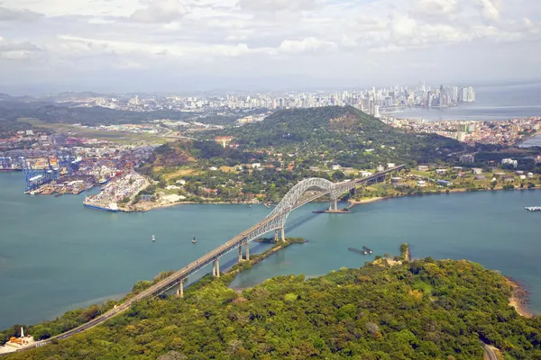 Vista aérea da Ponte das Américas na entrada do Pacífico para o Canal do Panamá com a Cidade do Panamá ao fundo . Fotos De Bancos De Imagens