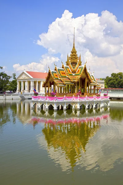 Aisawan dhiphya-asana paviljoen op de bang pa in paleis, dat is ook bekend als het Zomerpaleis, thailand, Zuidoost-Azië. — Stockfoto