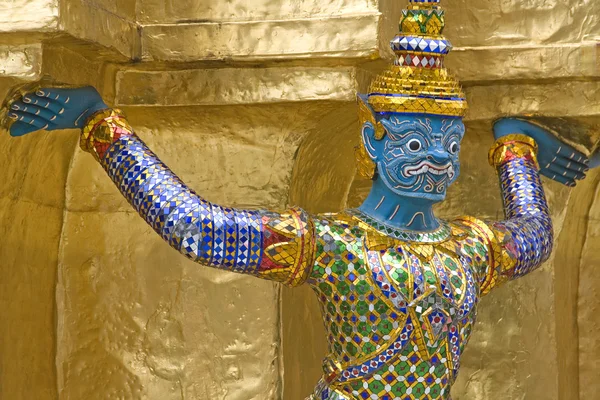 Decoração nas paredes exteriores do Templo da Esmeralda Buda, ou Wat Phra Gaeo, Bangkok, Tailândia, Sudeste Asiático . — Fotografia de Stock