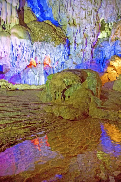 All'interno della colorata grotta delle grotte Sung Sot sull'isola di Bo Hon, Vietnam, Sud Est asiatico . — Foto Stock