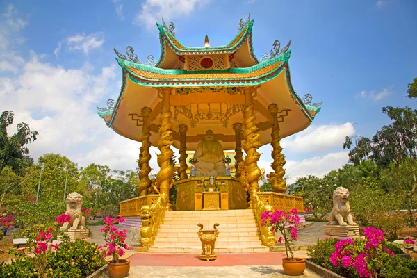 Pagode avec Bouddha assis, qui fait partie d'un grand complexe de temple bouddhiste, Phu My, Vietnam . — Photo