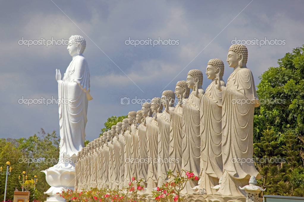 Buda de pie grande con 48 buddhas de pie más pequeños, como parte del