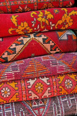 kırmızı, turuncu & kahverengi tonları, morocc yılında Kuzey Afrika kilim yığını