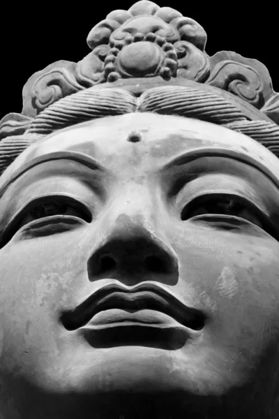Primer plano de la cara de la estatua budista femenina . — Foto de Stock
