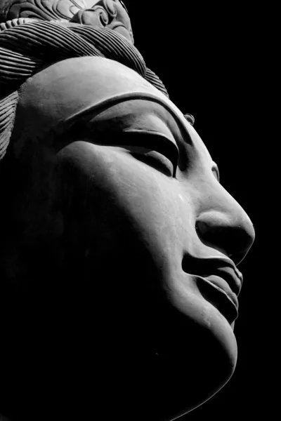 Nahaufnahme des Gesichts einer buddhistischen Statue. — Stockfoto