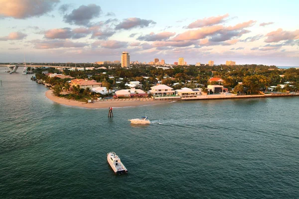 Stränderna & horisont av vattnet i fort lauderdale, florida, — Stockfoto