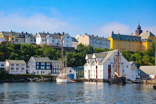 挪威阿莱松德港海滨的历史建筑 码头和传统渔船 — 图库照片