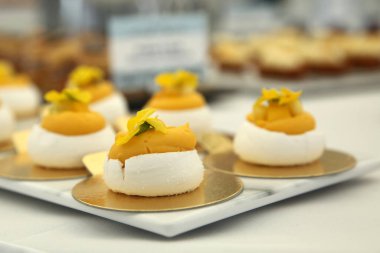 Güzel bir tepsi limon kremalı kanepe. Bahçe partisi, düğün ya da özel bir etkinlik için yemek hazır. Yaprakla süslenmiş..