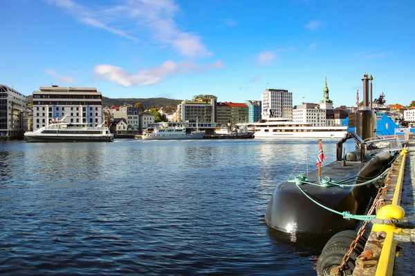 在挪威卑尔根的布赖根 看到港口 有船只 游艇和一艘以城市建筑为背景的潜水艇 — 图库照片