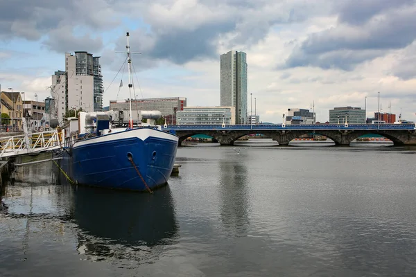 View River Lagan Donegall Quay Many Bridges Water Fishing Boats — Stock Photo, Image