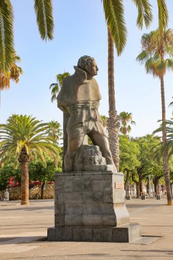 Joan Salvat-Papasseit anıtı, Barcelona tarihi limanı El Port Vell, İspanya 'daki Moll de la Fusta iskelesinde bulunan bronz heykel.. 