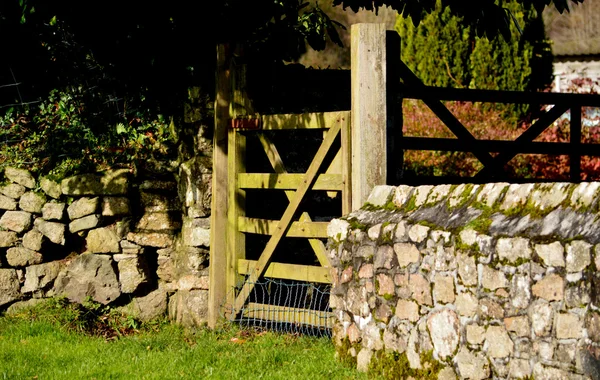 Farm gate and old stone walls — Stock Photo, Image