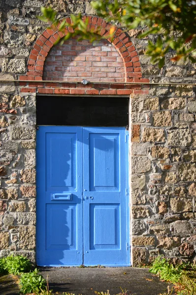 kırmızı tuğla kemer ile mavi kapı