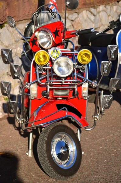 Kırmızı motosiklet