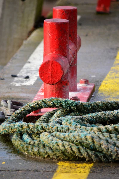 Red mooring post and rope — Stock Photo, Image