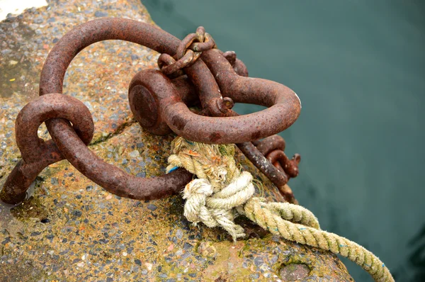 Rusty Harbourside ring with ropes — Stock Photo, Image