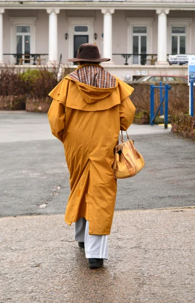 Mujer con ropa impermeable Imagen De Stock