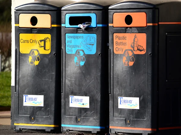 çöp kutuları üst üste