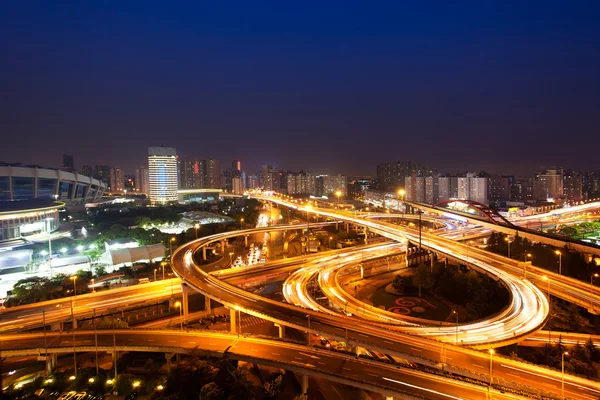 มุมมองกลางคืนของสะพานและเมืองในเซี่ยงไฮ้ประเทศจีน . — ภาพถ่ายสต็อก