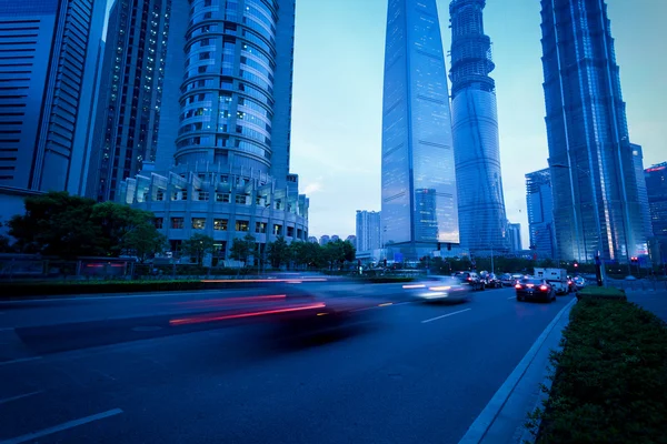 I sentieri leggeri sullo sfondo edificio moderno a Shanghai c — Foto Stock