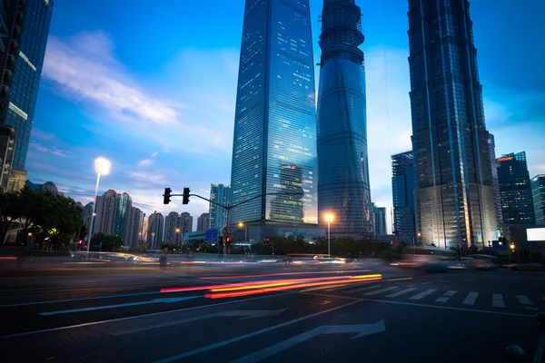 Los senderos de luz en el fondo del edificio moderno en shanghai c — Foto de Stock