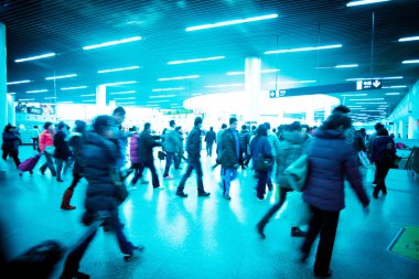 Metro koridorda yürürken yayalar