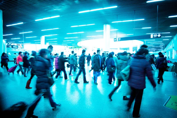 Metro koridorda yürürken yayalar — Stok fotoğraf