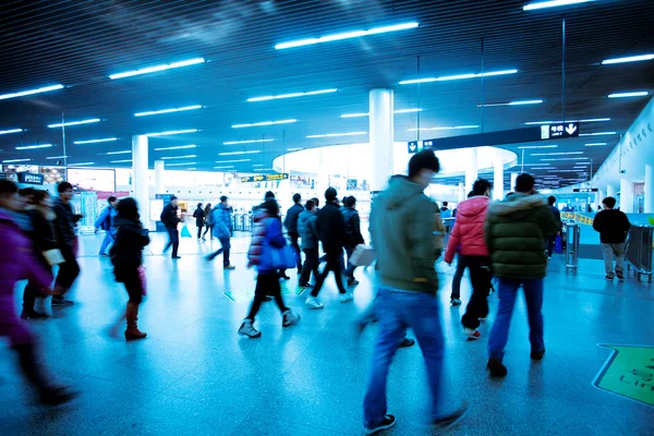 Pedestres caminhando no corredor do metrô — Fotografia de Stock