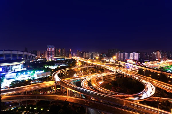 Pemandangan malam jembatan dan kota di shanghai china. — Stok Foto