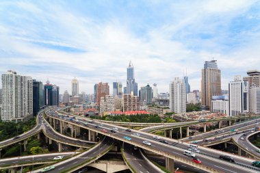 Şangay Çin 'deki viyadük kavşağında beton yol eğrisi.