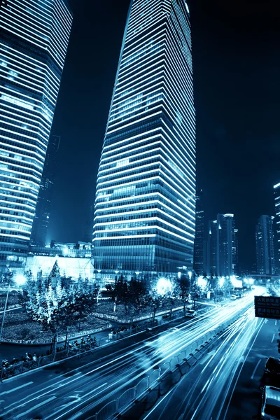 Shanghai pudong natten, bil lätta spår — Stockfoto