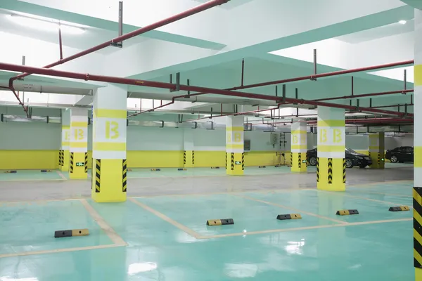 yarısı boş yer altı otoparkı veya park