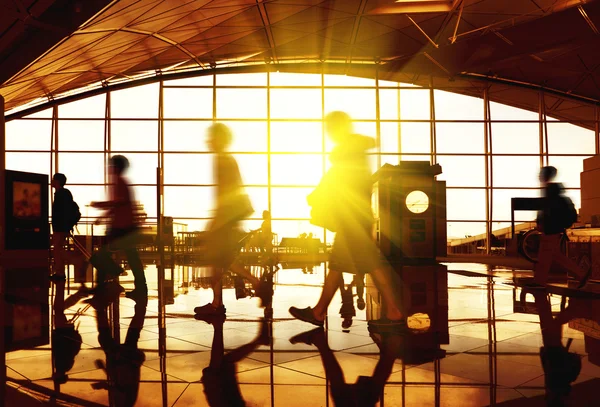 Havaalanı terminal binası. yolcuları yürüyüş