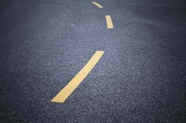 Asfalt zemin üzerindeki trafik işaretleri
