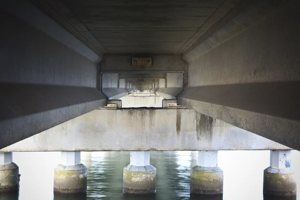 El puente sobre un fondo del río — Foto de Stock