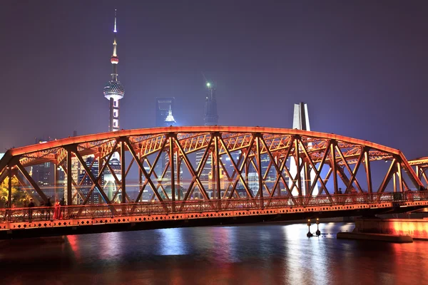 歴史的な橋上海の外灘夜 — ストック写真