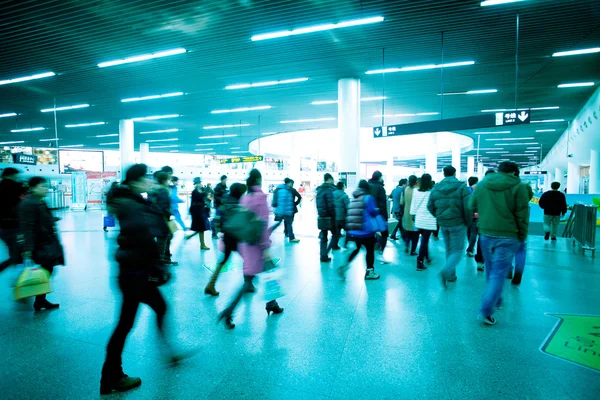 Fußgänger laufen im Gang der U-Bahn — Stockfoto