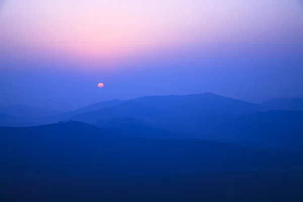 Sabah güneşin dağların doğuşunu — Stok fotoğraf