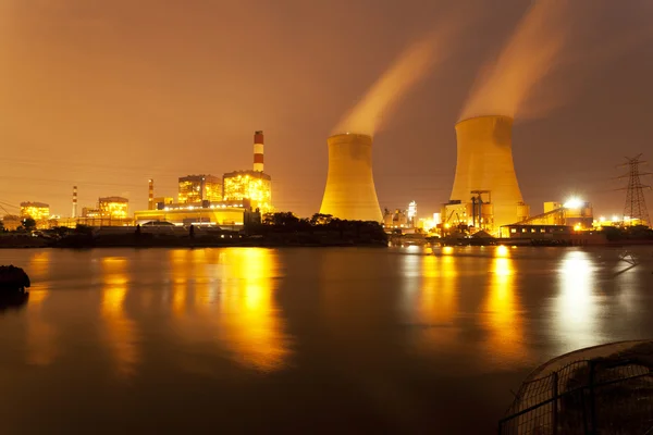 Värmekraftverk i skymningen — Stockfoto