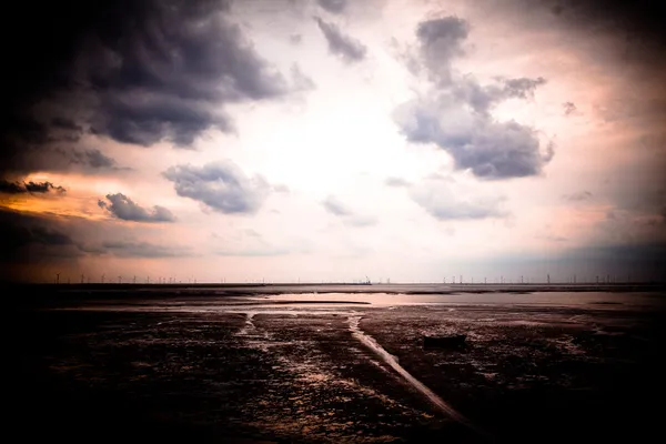 Production d'énergie éolienne sur la plage — Photo