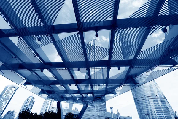 Строительство современного города Шанхая — стоковое фото
